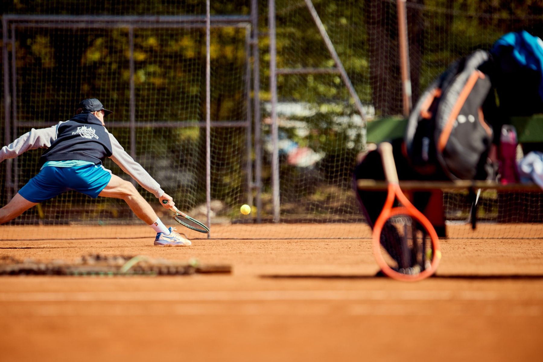 Joueur professionnel de Team Lausanne Academy en glissade sur terre battue
