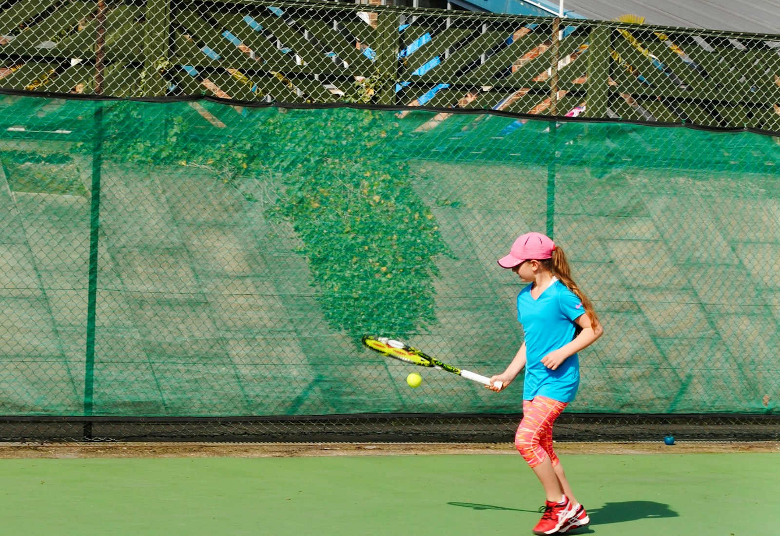 Jeunes joueurs pendant un stage de tennis à l'académie